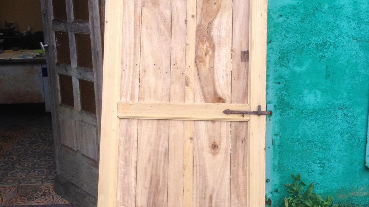 décapage de porte en bois